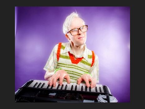 Robert White: ‘THAT’ Gay Autistic Keyboard Tanktop Comedy Guy!