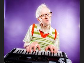 Robert White: ‘THAT’ Gay Autistic Keyboard Tanktop Comedy Guy!